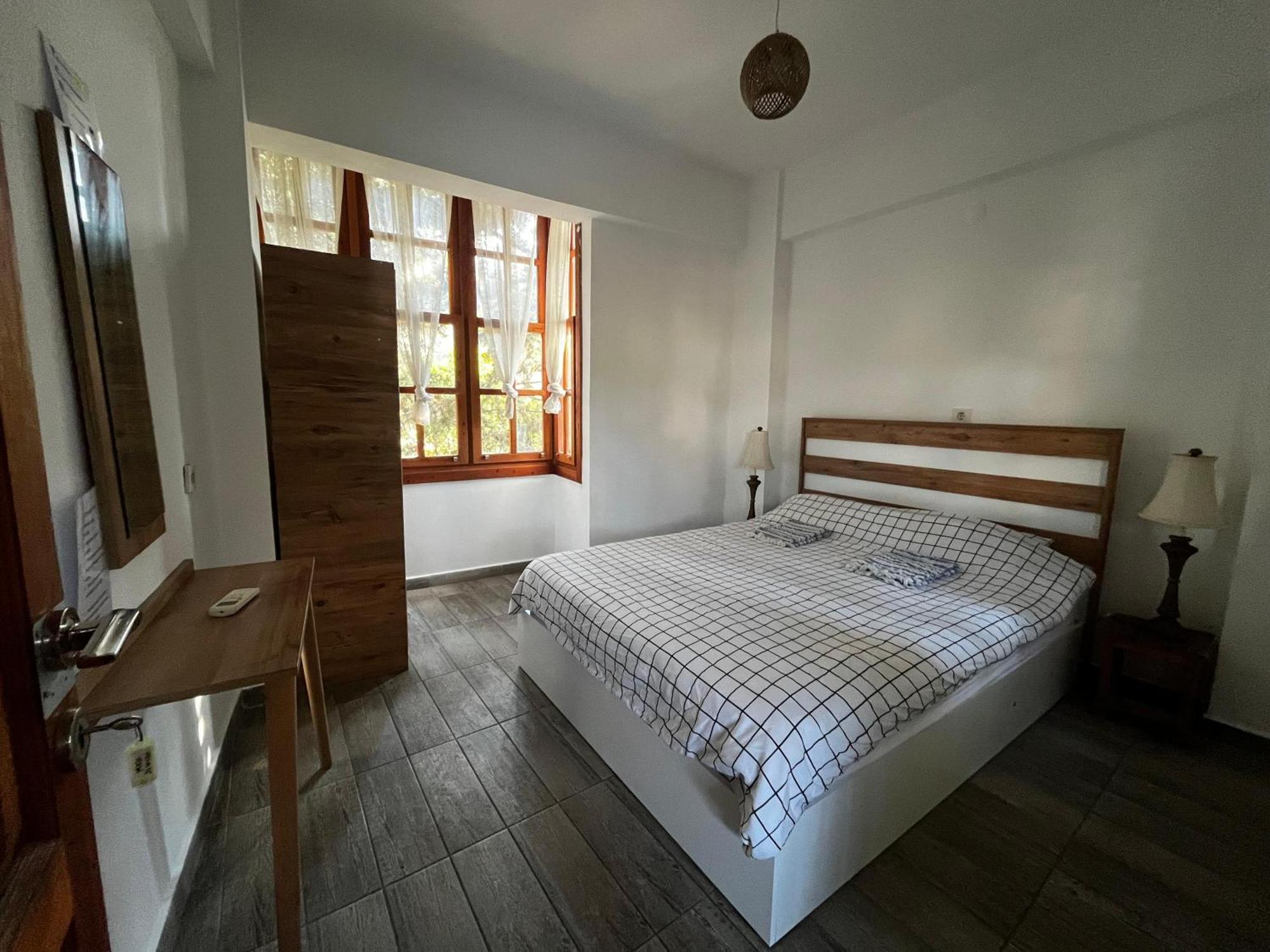 Kuyu Beergarden Hostel Antalya Eksteriør bilde